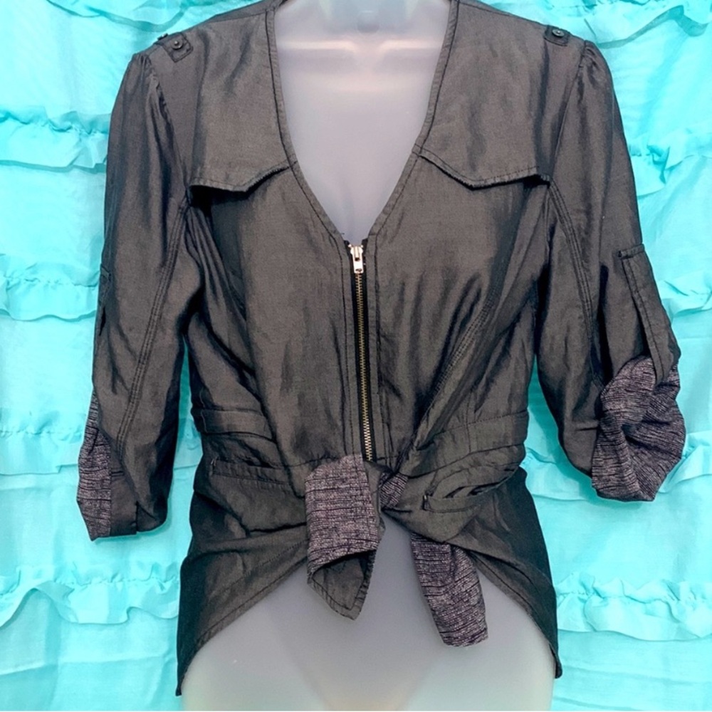 Lululemon Tranquility Jacket grays  tie waist. zips off EUC. Like New size 6